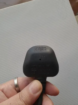 un enchufe británico de 3 clavijas (Tipo G)