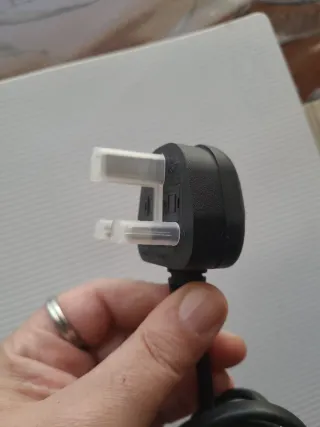 un enchufe británico de 3 clavijas (Tipo G)