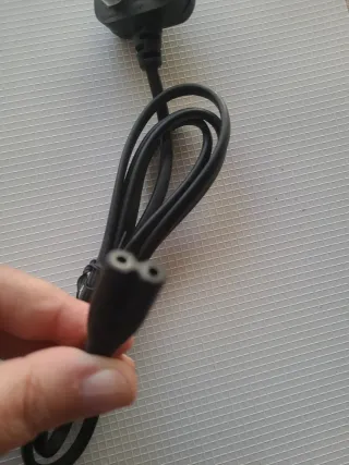 un enchufe británico de 3 clavijas (Tipo G)