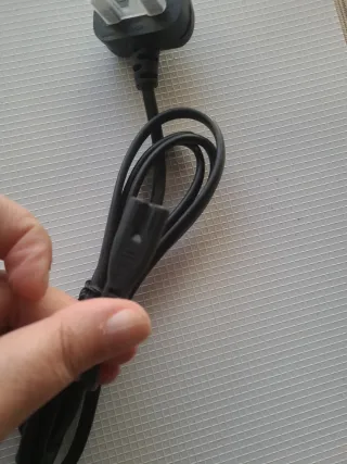 un enchufe británico de 3 clavijas (Tipo G)