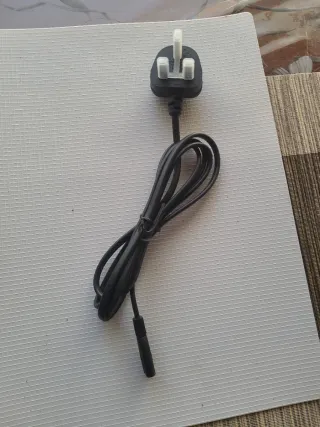 un enchufe británico de 3 clavijas (Tipo G)