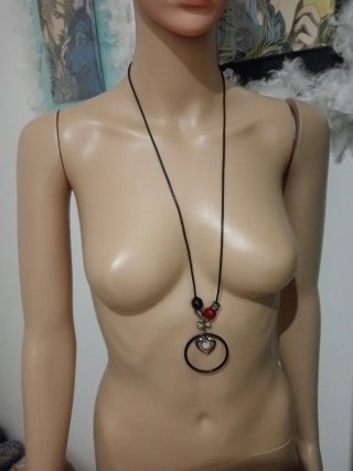 Collana lunga con ciondolo cuore nero rosso