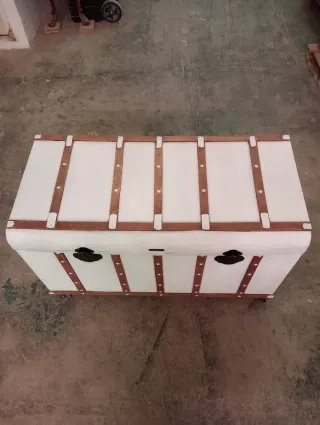 Baúl de madera y metal blanco