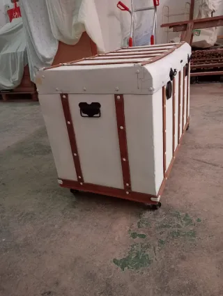 Baúl de madera y metal blanco