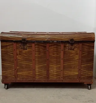 Baúl de madera y metal blanco