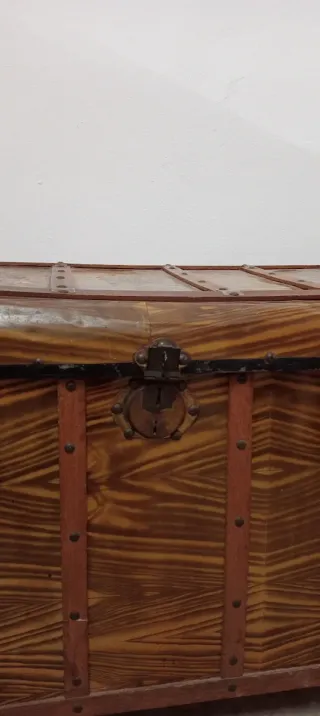 Baúl de madera y metal blanco