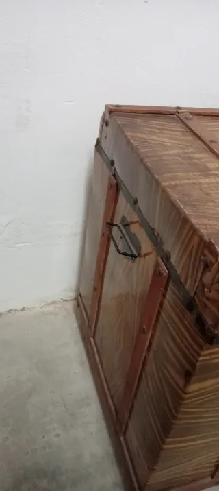 Baúl de madera y metal blanco