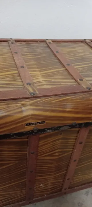 Baúl de madera y metal blanco