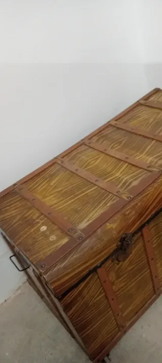 Baúl de madera y metal blanco