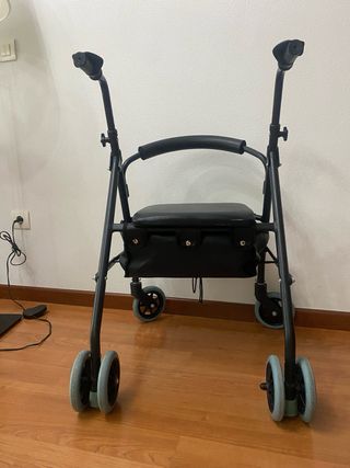 Andador con asiento y ruedas