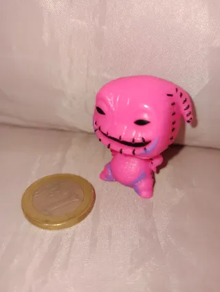 Personaggio rosa con cuciture