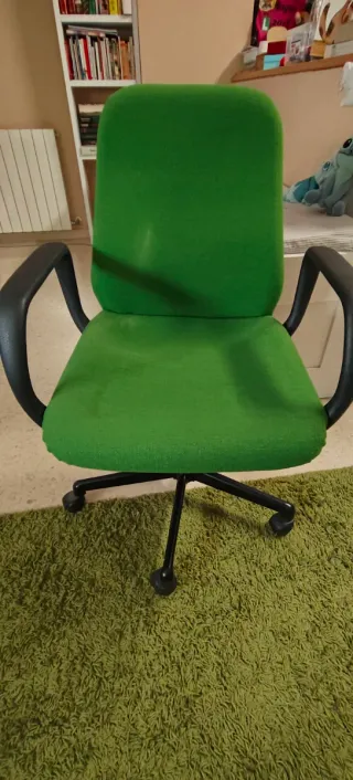 Silla de escritorio verde y negra.