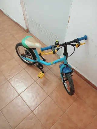 Bicicleta infantil azul para aprender
