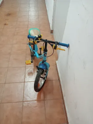 Bicicleta infantil azul para aprender
