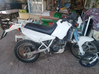 Cagiva Enduro Moto Blanca