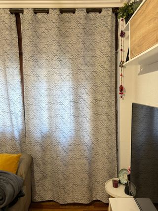 Cortinas con ojales con motivos blancos y negros.