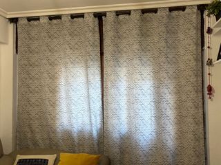 Cortinas con ojales con motivos blancos y negros.