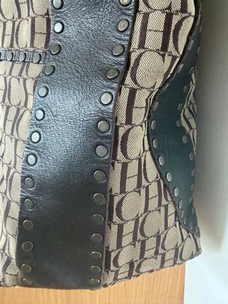 Bolso Carolina Herrera con tachas.