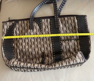 Bolso Carolina Herrera con tachas.