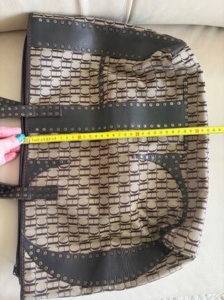 Bolso Carolina Herrera con tachas.