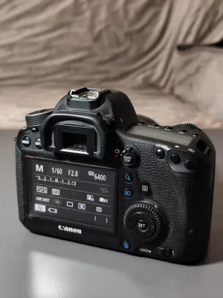 Canon EOS 6D Full Frame + EF 85mm f/1.8