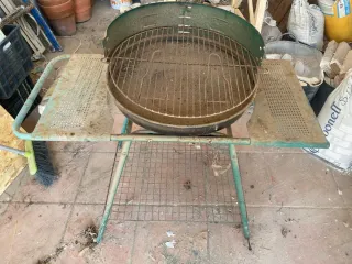 Barbacoa metálica verde y gris