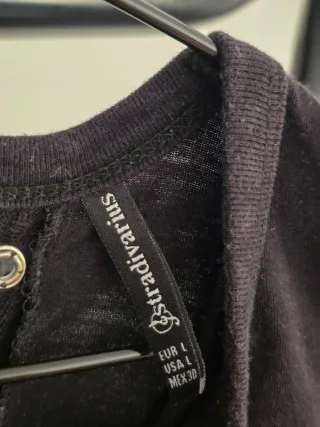 Camiseta Rockera Negra con Flores Rosas