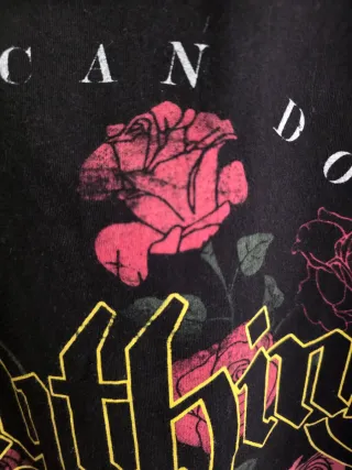 Camiseta Rockera Negra con Flores Rosas