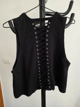 Camiseta Rockera Negra con Flores Rosas