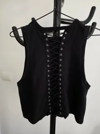 Camiseta Rockera Negra con Flores Rosas