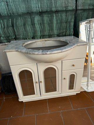 Mueble de baño blanco con espejo