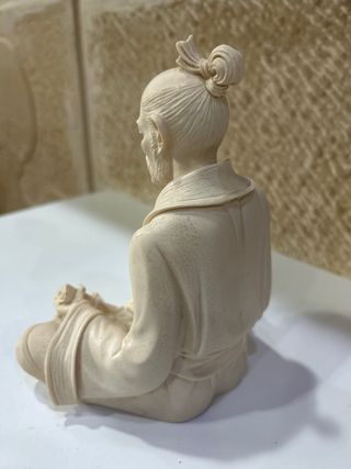 Figura Samurai Sabio Sentado