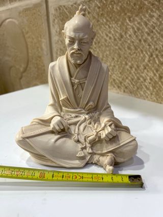 Figura Samurai Sabio Sentado