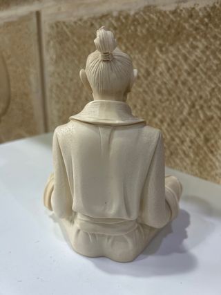 Figura Samurai Sabio Sentado