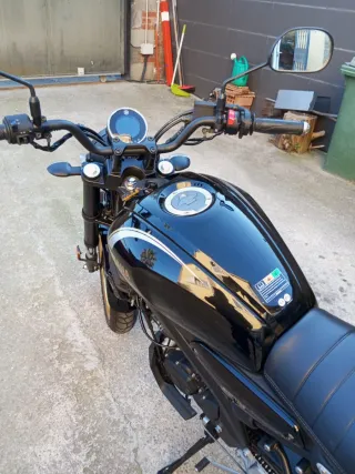 Yamaha XSR 125 Negra y Dorada