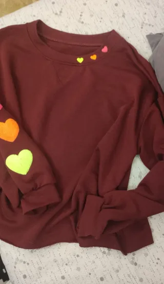 Felpa garzata con cuori colorati vestibilità ampia
