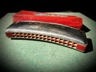 Armónica Antigua con Caja Original