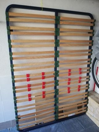 Somier de láminas, doble lecho, con patas.