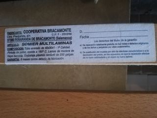 Somier de láminas, doble lecho, con patas.