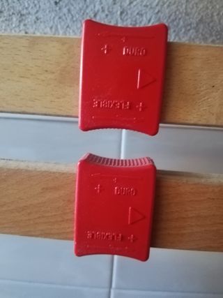 Somier de láminas, doble lecho, con patas.