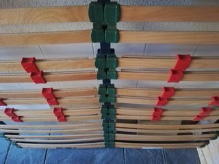 Somier de láminas, doble lecho, con patas.