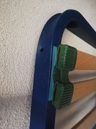 Somier de láminas, doble lecho, con patas.
