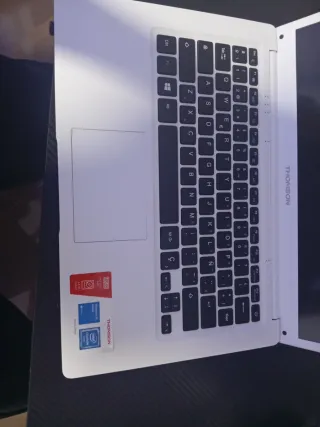 OFERTA Portátil Thomson Plata y Blanco