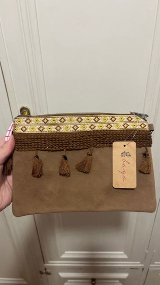 Bolso de terciopelo marrón con flecos