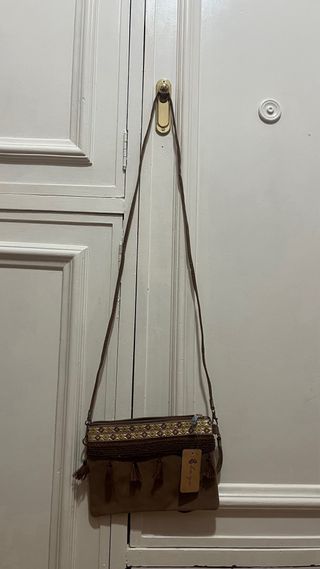 Bolso de terciopelo marrón con flecos