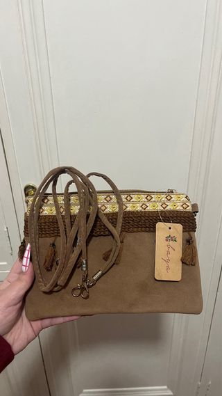 Bolso de terciopelo marrón con flecos