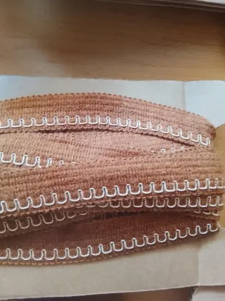 Cinta decorativa verde con borde blanco