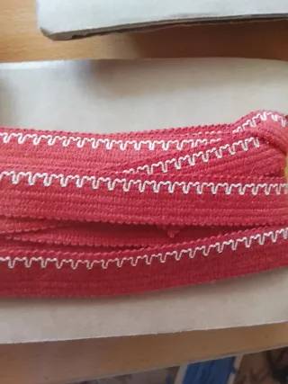 Cinta decorativa verde con borde blanco