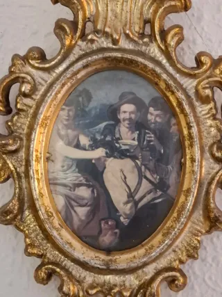 Marco dorado ovalado.