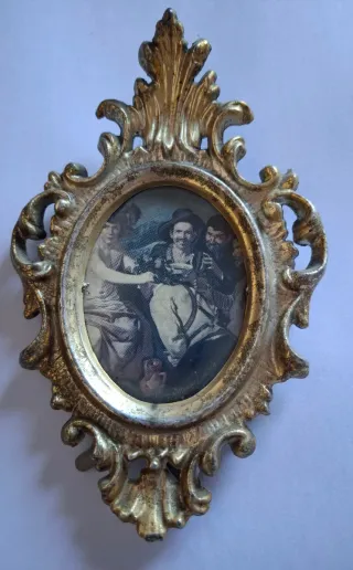 Marco dorado ovalado.